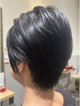 上品さとメリハリのある大人スタイル