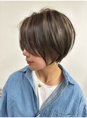 【ツヤ感白髪ぼかしハイライト＊まとまるショートボブ】
