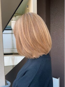 ロエ(loe) ブリーチでは出せないブロンド！白髪を楽しむ大人カラー