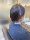 後頭部に丸みを持たせた、前下がりのレイヤーボブ