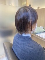 ウイバイファースト(u'i by first)&nbsp;後頭部に丸みを持たせた、前下がりのレイヤーボブ