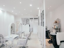 ベイリーフ 江南駅前店(Bay Leaf)の雰囲気(白基調で開放感があり、落ち着いた極上のサロンタイムを◎)