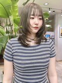 透明感オリーブベージュとミディアムレイヤーで垢抜けヘア
