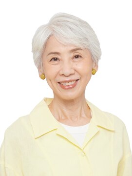 エレガントに白髪を楽しむ！大人世代のショートカット