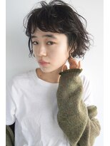 コス(kos) 『nanuk*ueki』暗髪でも可愛い。抜け感ショートパーマ