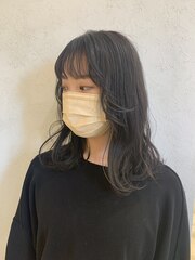 韓国風ミディアムヘア/ぷつんと前髪/ニュアンスカール/暗髪