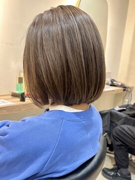 ヒビヲ(HIBIO) ショートボブ切りっぱなしボブタッセルボブミルクティーベージュ