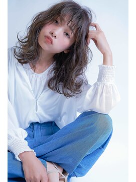 シザジー(SYZYGY) ゆるやかウェーブ×グレージュ  @toyamayouichi