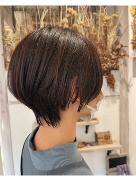 フロール(florun) ボリューム感アップで耳周りすっきり目ショートスタイル