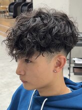 《外国人風パーマデザイン》フェードに最適なスペインカールは、様々なファッションと相性◎[新潟駅/万代]