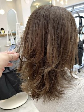 ロミー 本厚木(ROMMY.) 上品ミディアムレイヤー☆くびれウルフアッシュブロンド☆本厚木