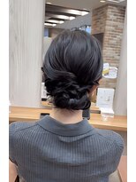 ヴィサージュクルー(VISAGE crew) シンプルにまとめたシニヨンデザイン!お呼ばれヘアにおすすめ!