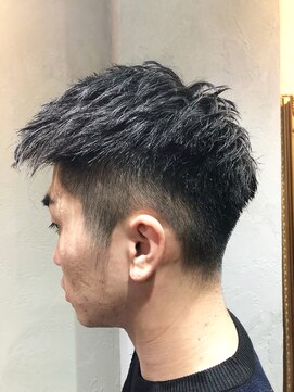 ヘアーシグネチャー(Hair Signature) フレッシュ爽やかなオンオフ両用スパイキーフェードスタイル