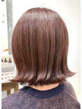 フー バイ セリナ(Fuu.by serina) ツヤ感◎ 外ハネピンクベージュボブ