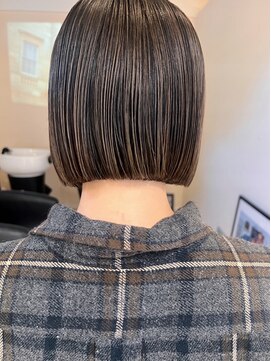 ホテリー(Hotely) ブリーチありカラー20代ショートハイライトボブ代官山