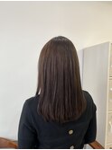 暗髪透明感カラーのナチュラルストレートセミロング