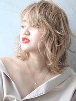 大人かわいい　無造作カール　ホワイトベージュ