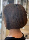 ナチュラルベージュ×前下がりボブ