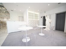 ヘアーアンドメイク ニューヨークニューヨーク 姫路店(Hair&Make NYNY)の雰囲気（自由の女神の存在力あるカフェのような待合席）