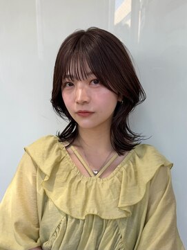 外ハネミディアム×くびれレイヤー／小顔見せヘア