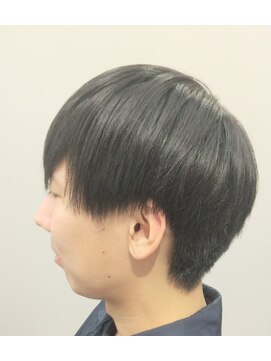 夜髪 丸形直毛:隠しツーブロックをあしらった王道マッシュ オイル漬け