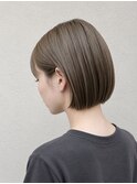 横顔まで美しく。グレージュの丸みボブ