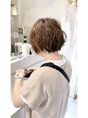ショートボブ　ウェーブ　無造作　軽やか　ハイライト