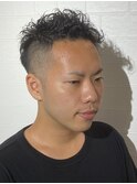 アシンメトリーの強パーマ刈り上げフェードスタイル