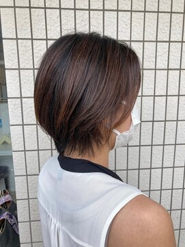 スタジオ アルファプラス 日暮里店(studio α+) ステップボーンカットカットボブショートハイライト白髪ぼかし