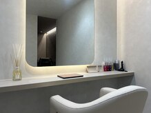 ルイス(LUYS)の雰囲気（ダウンライトで落ち着くシャンプーブースへ個室からダイレクトに）