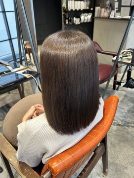 インス(ensue) 20代30代40代髪質改善カラーアッシュベージュ艶感ストレート