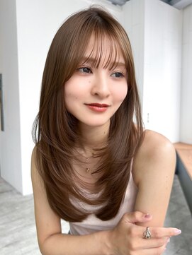 顔周りレイヤーロングココアベージュ前髪カット_F31065