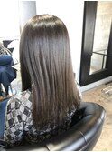 同色の重ね塗りで落ち着いた雰囲気を与える、濃厚アッシュ。