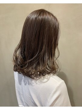 シェノン 西梅田(CHAINON) ハイライトカラー、グレーベージュ、レイヤーロング