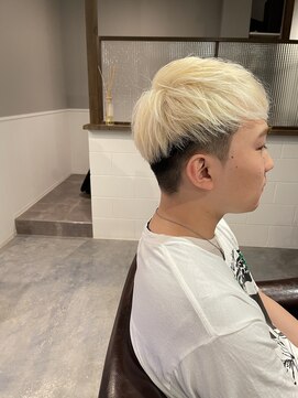 西本整髪 ブリーチ抜きっぱなし　マッシュショート　2ブロック