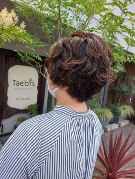 タエビスアリッサム(Taebis Alyssum) くせ毛パーマ(3Dカラー、北習志野、くせ毛ショート)