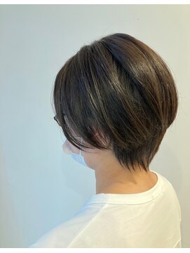 スタジオ アルファプラス 日暮里店(studio α+) ステップボーンカットカットボブショートハイライト白髪ぼかし