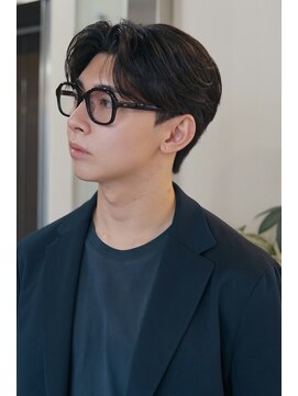 レーヴス(REVES) 大人毛流れパーマ　センターパート　コンマヘア