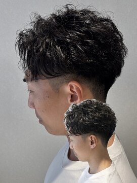 ウルマ(ULUMA) 刈り上げセンターパート/波巻きツイストスパイラル/伊丹