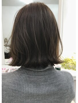 カリシア(CARICIA) パッツンシルバーボブ