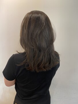 リバレッジ 白金(Leverage) 大人ミディアムレイヤーヘア