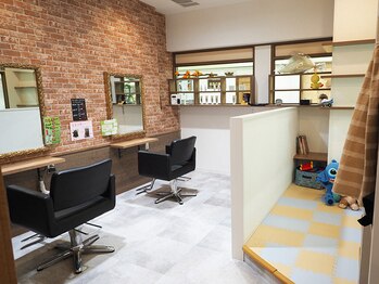 ヘアーズ ジェイジェイ Hairs JJ 長田店の写真/【キッズスペースあり】まるで家にいるような感覚♪お客様の笑顔が詰まった空間で癒しのひと時を過ごせる*