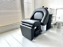 フルフラットになるシャンプー台でおくつろぎください