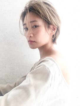 エイミー(Aimee) Aimee ハンサムショート×ホワイトベージュ