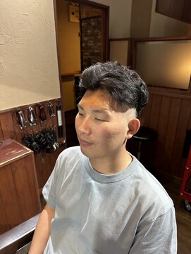 カットスペース キャロル(CUT SPACE CAROL) ツーブロスキンフェード