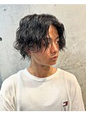 スパイラルミディアム黒髪ツーブロック艶感スタイル