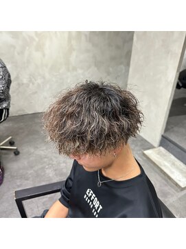 クロー(CROW) 緩め波巻きパーマ×ハイライト