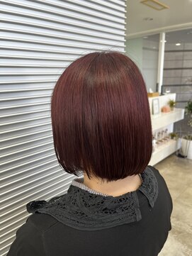 ツヤ感際立つ 大人のワインレッドボブ