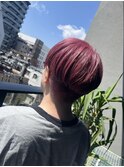 刈り上げ×白髪を生かしたボルドーピンクのハンサムショート