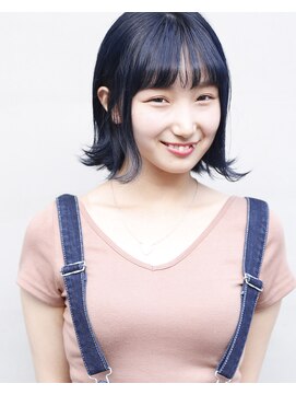 イル(ill) 耳掛け　切りぱなしボブ　透明感ネイビー　大須